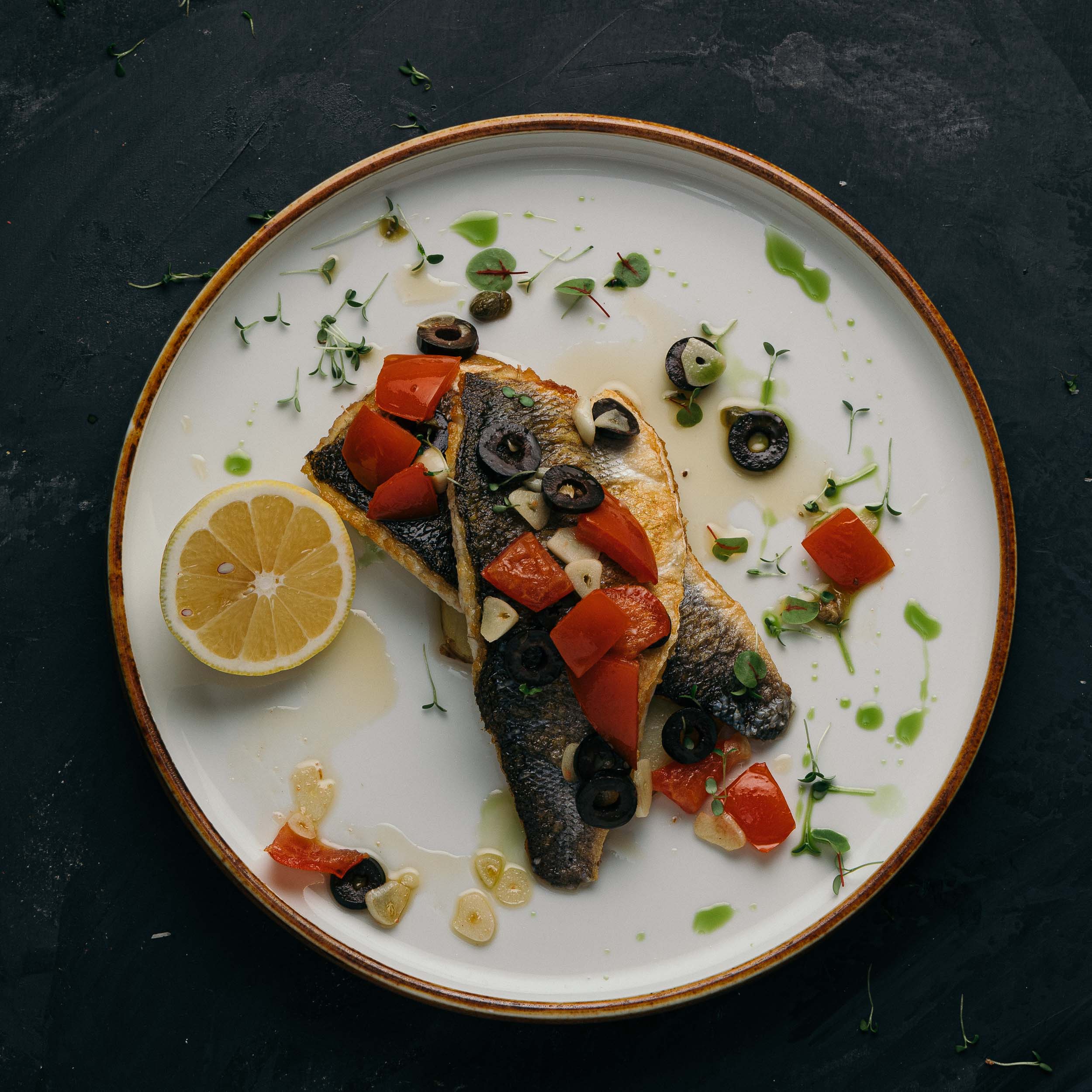 Filetto di branzino su patate al forno Menu di pesce [Pegas]