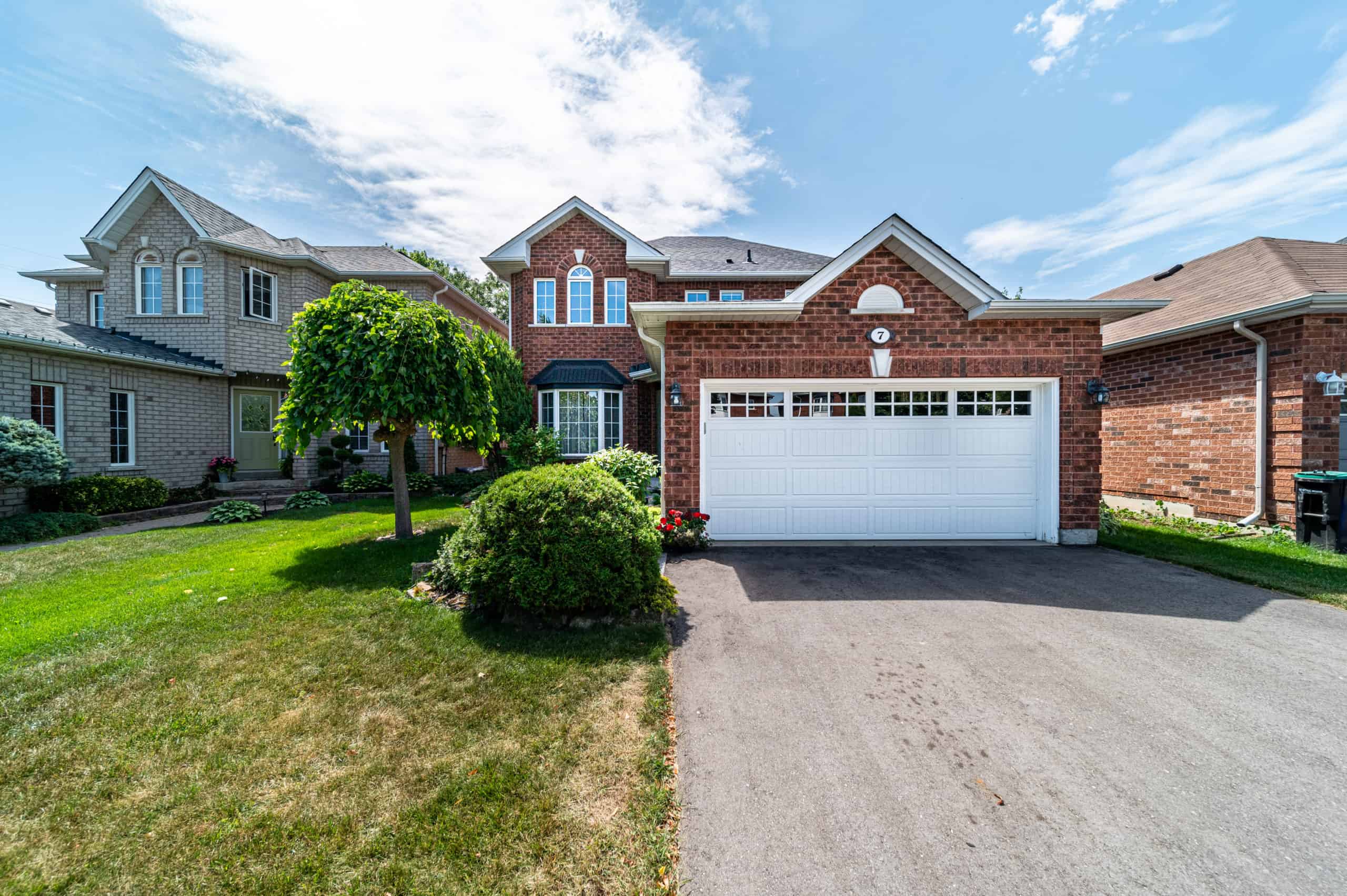 MOVEIN READY TWOSTOREY HOME LOCATED IN THE HEART OF ALLISTON BEAMS