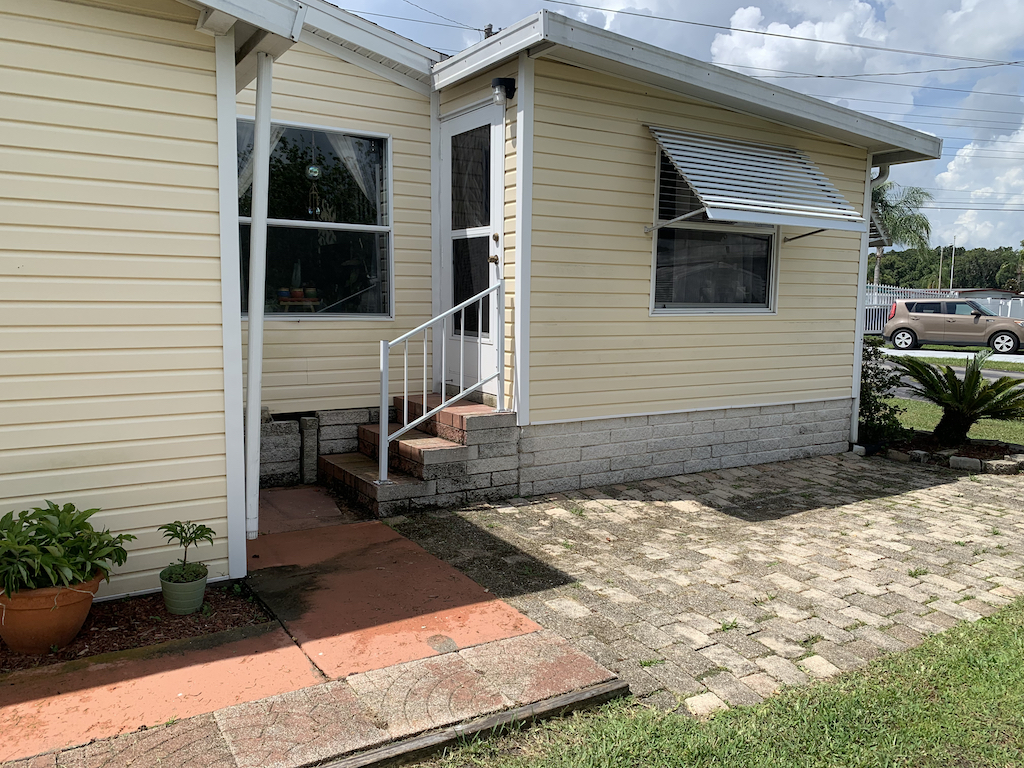 25 AA St. Lakeland, FL 33815 • Pelican's Nest Mobile Home Sales
