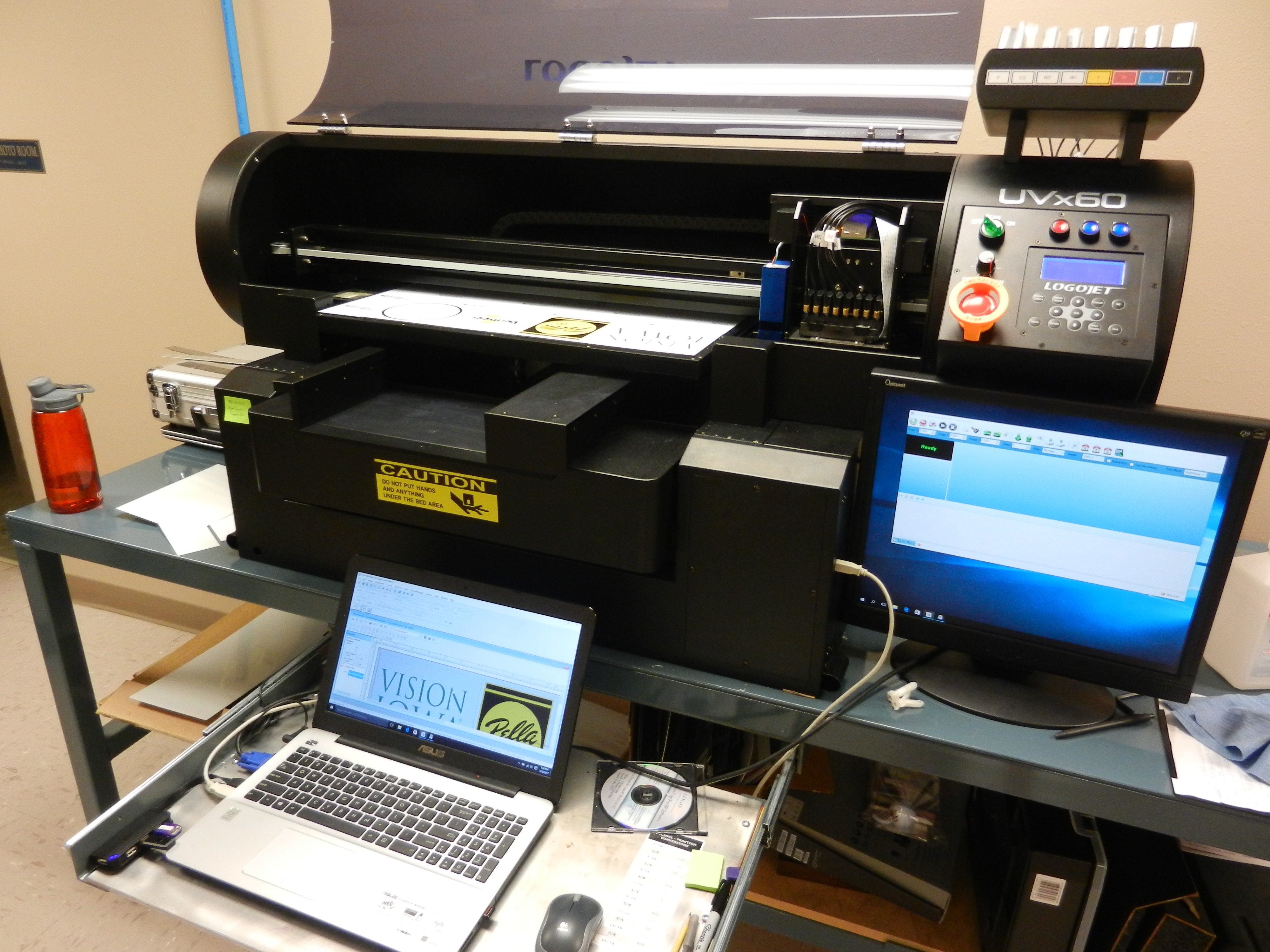 flatbeduvprinter Pella Engraving & Sign Company