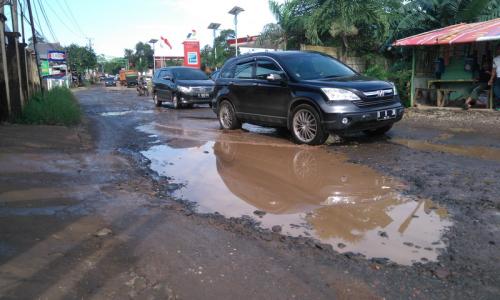 jalan protokol Bekasi rusak