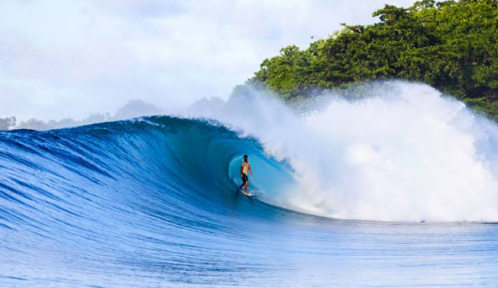 surfing di pantai panaitan