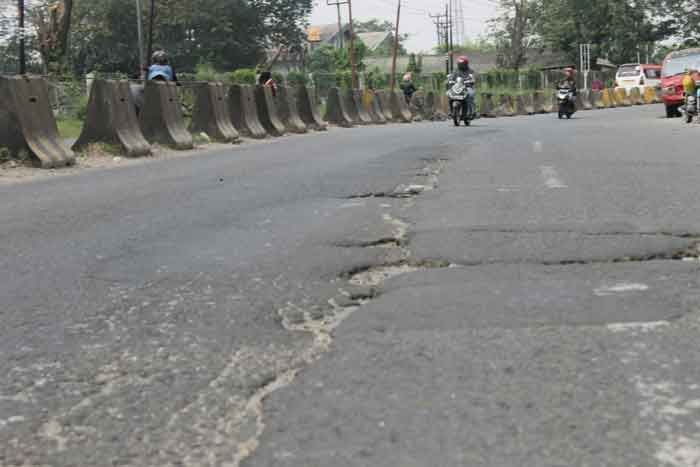 jalan akses mudik berlubang
