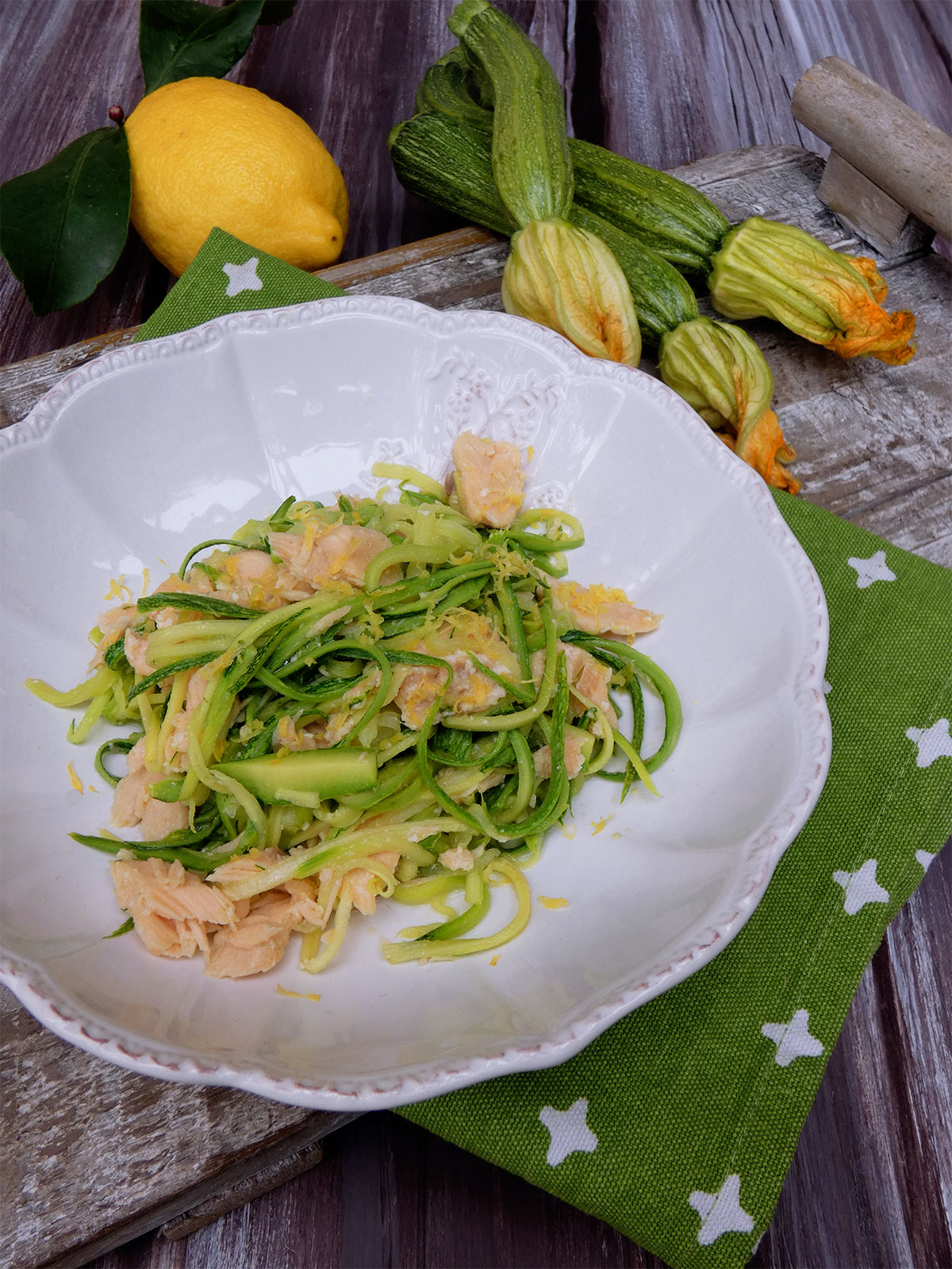 Spaghetti di zucchine con salmone e zeste di limone Pentole&Pennelli