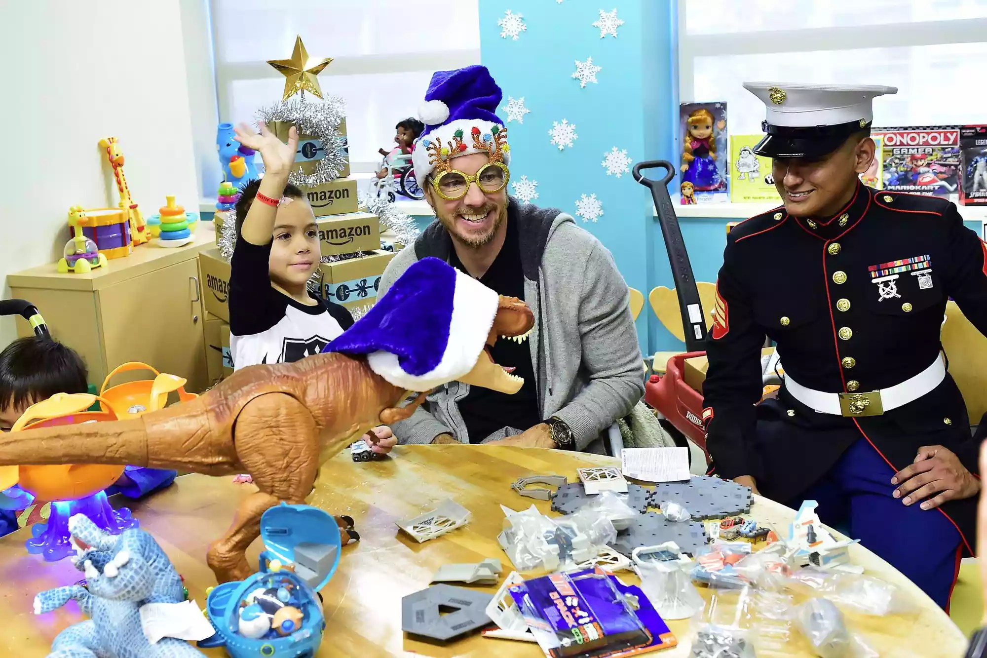 Dax Shepard Joins Amazon in Delivering Smiles this Holiday Season