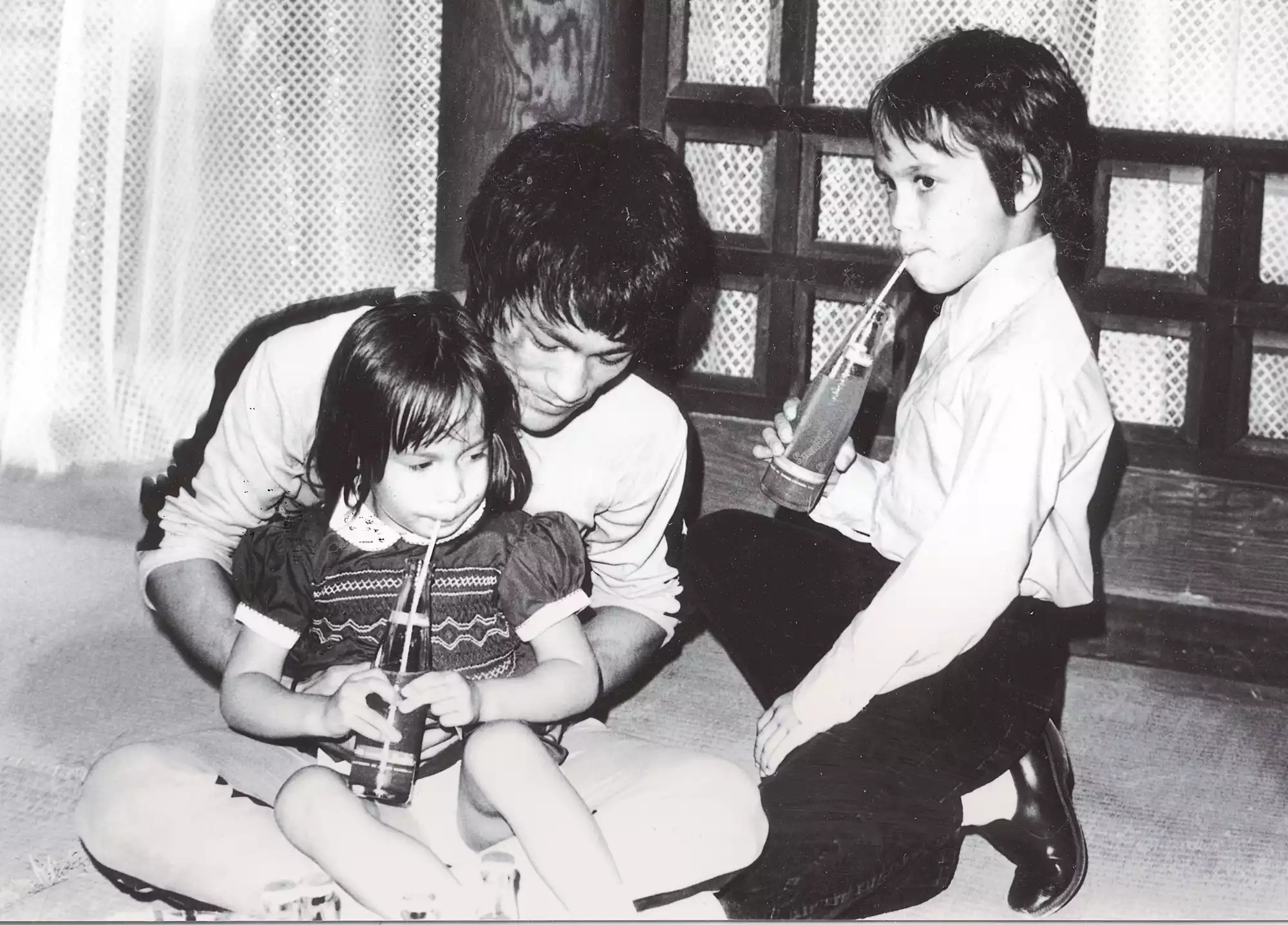Bruce Lee with his kids