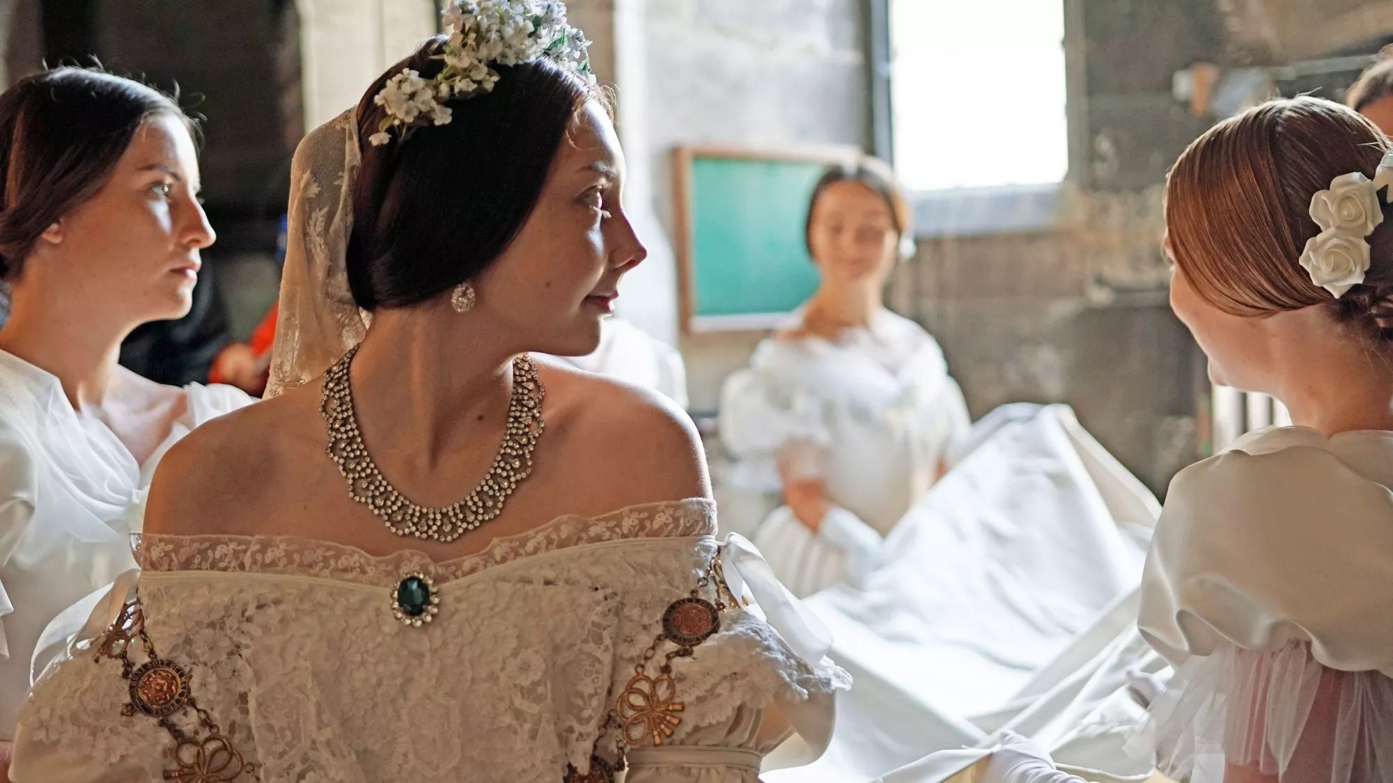 va-victoria-with-bridesmaids-ready-for-ceremony-(2)
