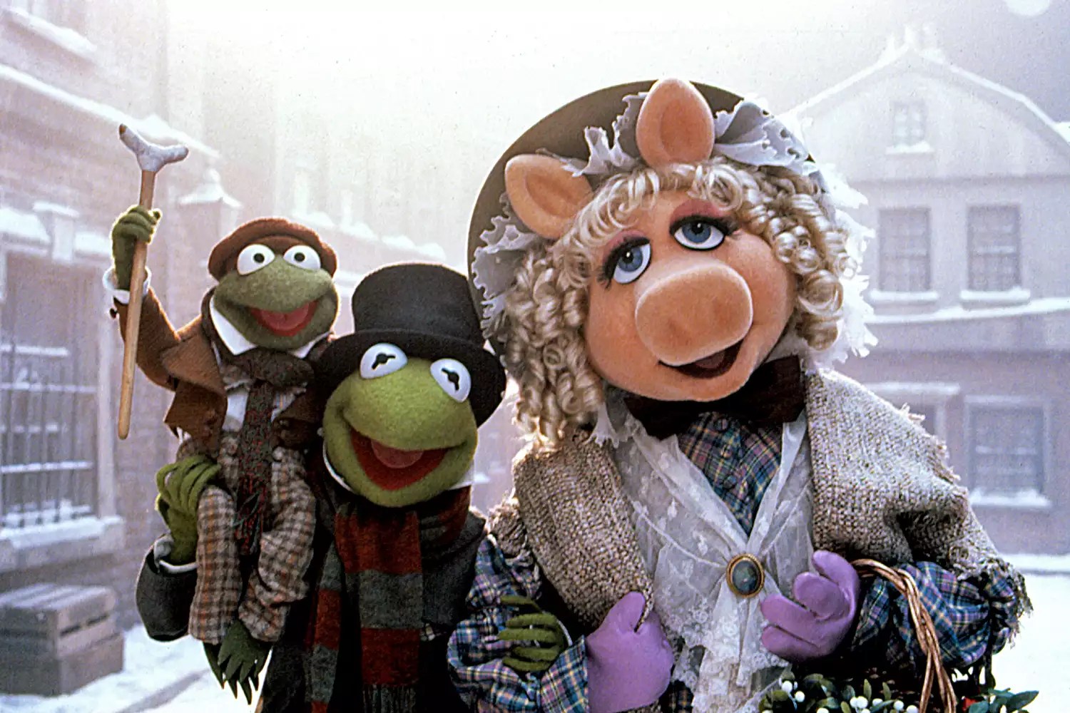 Robin, Kermit, Miss Piggy in &lsquo;The Muppet Christmas Carol&rsquo;