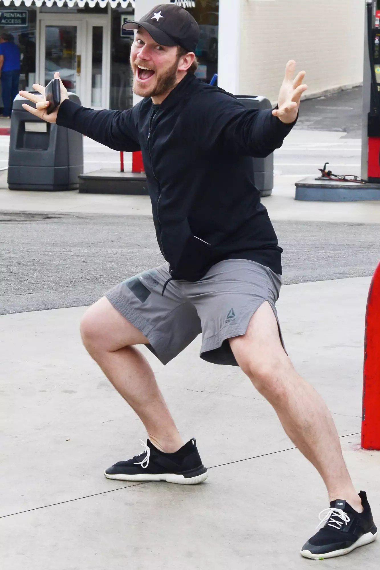 EXCLUSIVE: Chris Pratt Gets A Bit Animated While Pumping Gas Which Seems To Be Boring Work As He Fills Up His Range Rover At The 76 Gas Station In Brentwood, CA