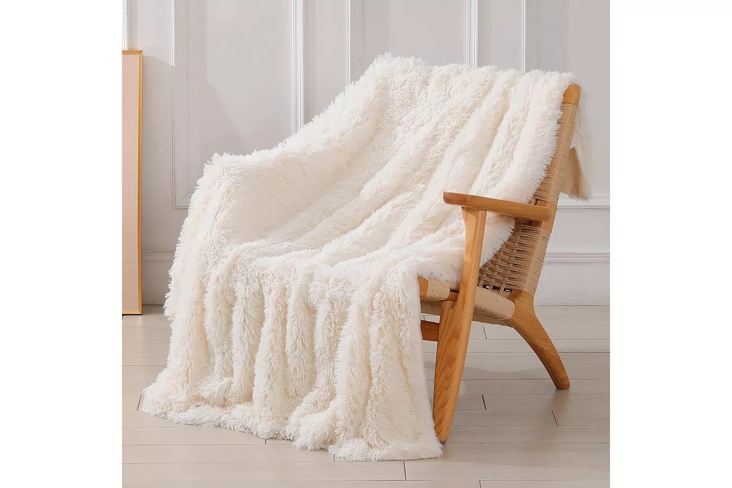 Amazon Tuddrom Decorative Extra Soft Fuzzy Faux Fur Throw Blanket
