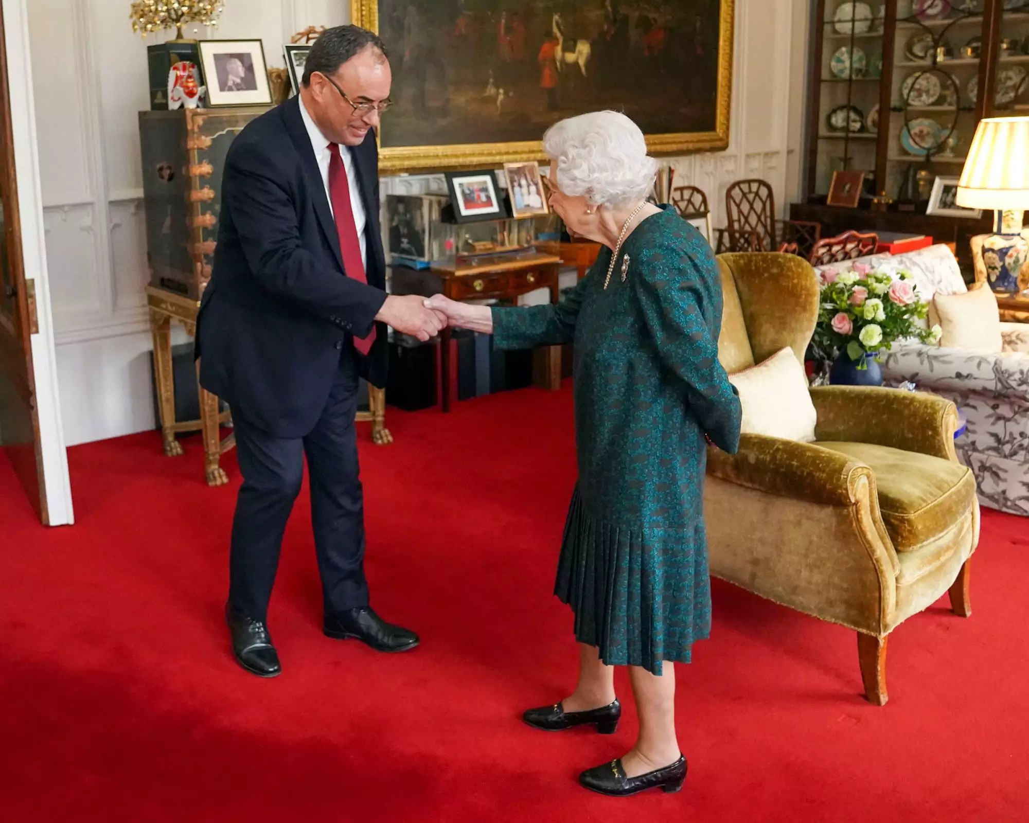 Britain&rsquo;s Queen Elizabeth II receives the Governor of the Bank of England Andrew Bailey during an audience in the Oak Room at Windsor Castle, Berkshire on November 24, 2021. (Photo by Steve Parsons / POOL / AFP) (Photo by STEVE PARSONS/POOL/AFP via Getty Images)
