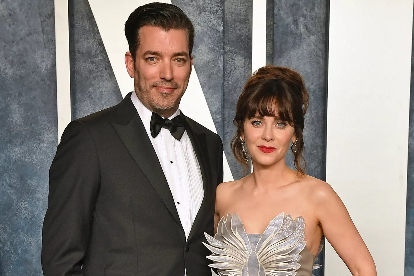 Zooey Deschanel and Jonathan Scott attend the 2023 Vanity Fair Oscar Party Hosted By Radhika Jones at Wallis Annenberg Center for the Performing Arts on March 12, 2023 in Beverly Hills, California.