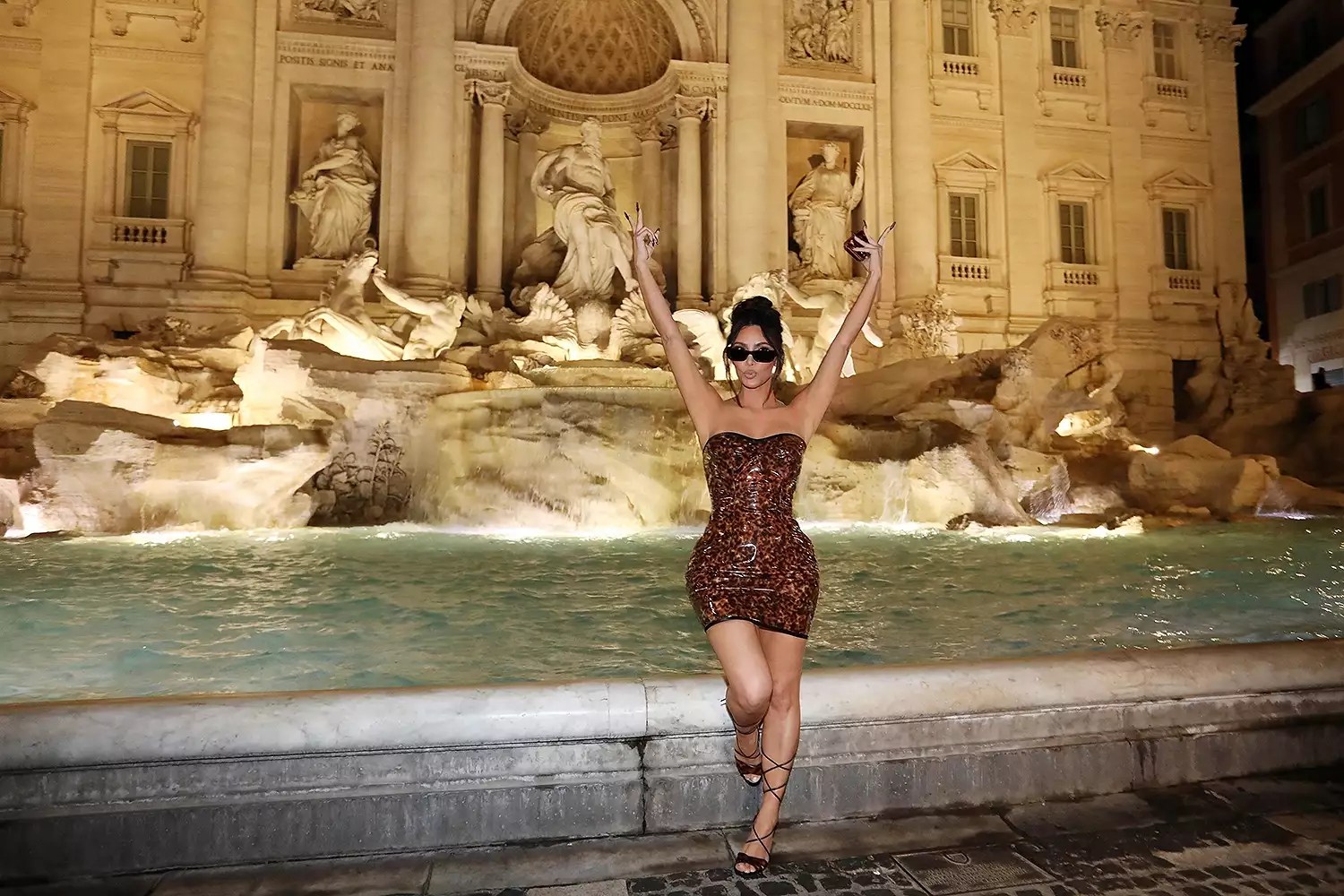 Kim Kardashian at the Trevi fountain