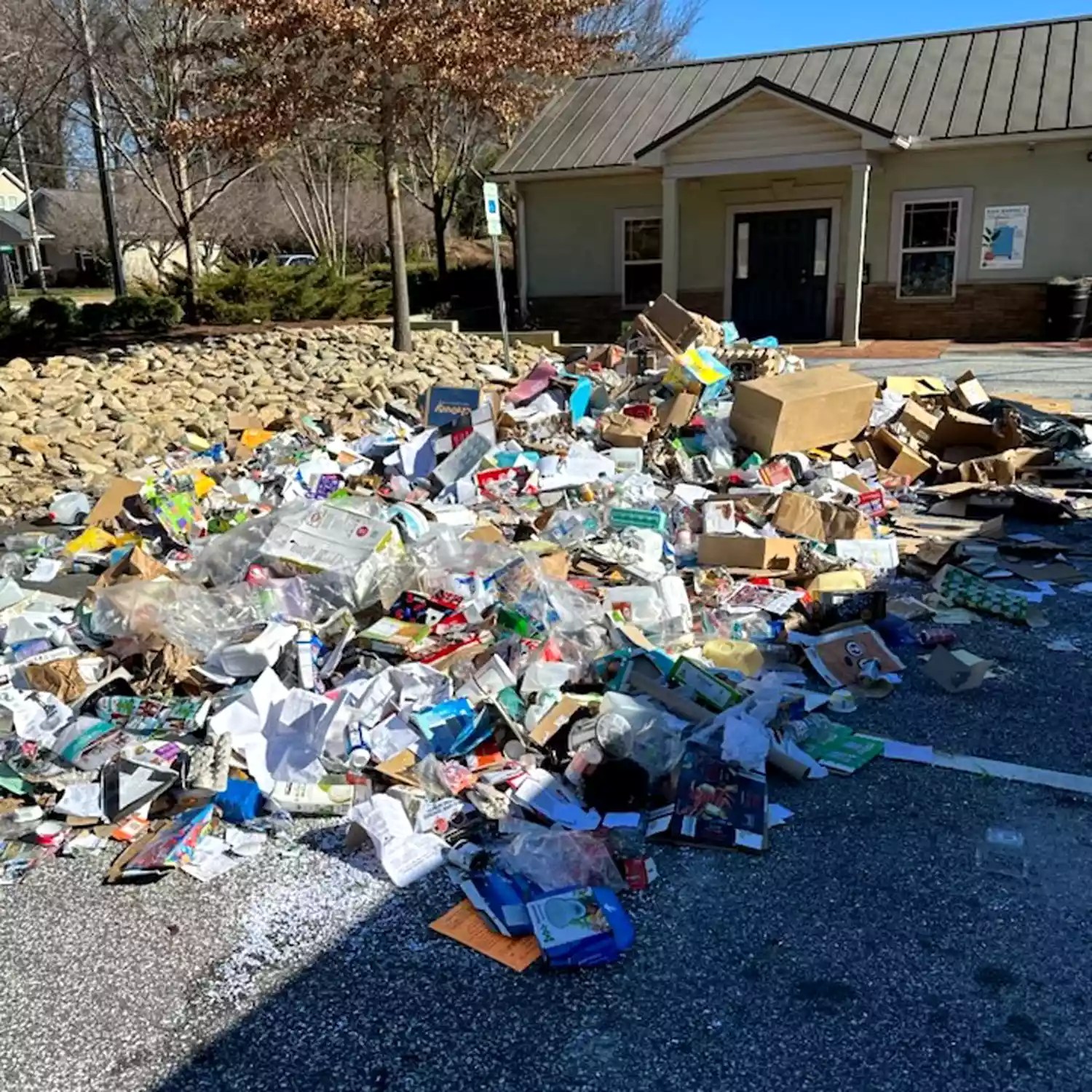 Womanâs Lost Wedding Ring Found at a South Carolina Recycling Center: âNeedle in a Haystackâ