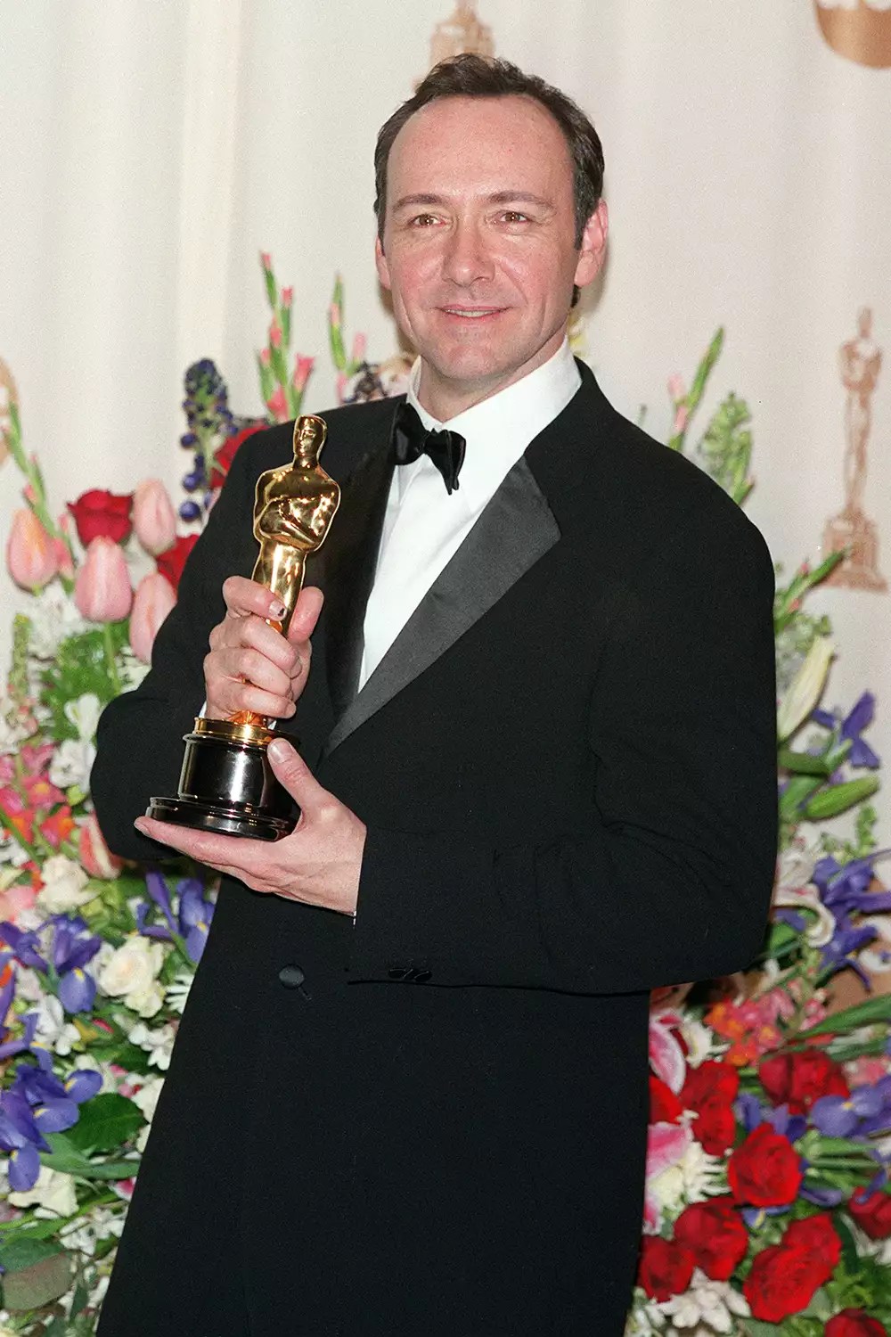 Kevin Spacey holds his Best Actor Oscar for his role in &lsquo;American Beauty&rsquo; in the press room at the 72nd annual Academy Awards in L.A. on March 26, 2000