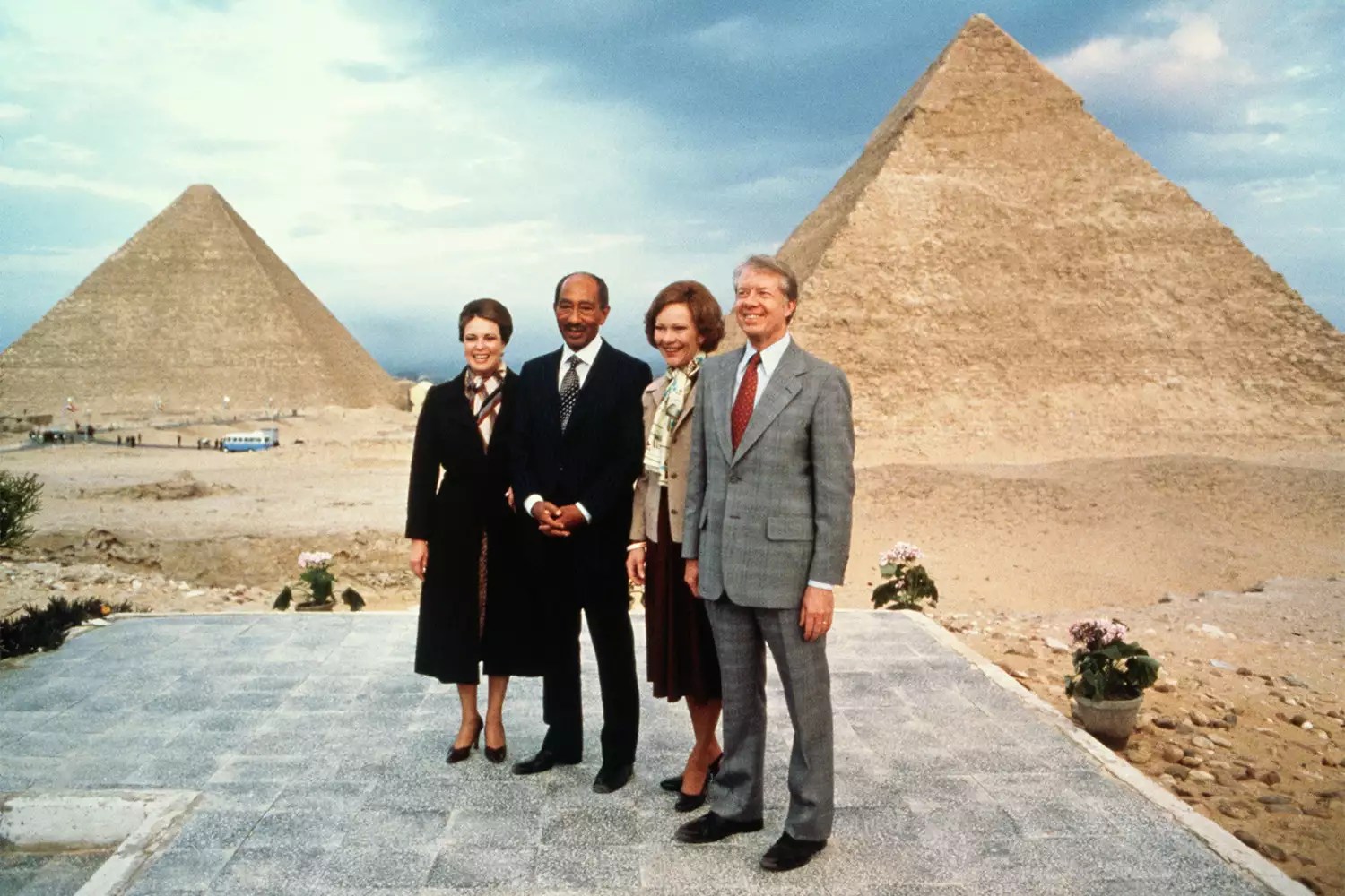 Egyptian president Anwar el-Sadat and his wife Jehan pose with President Jimmy Carter and First Lady Rosalynn Carter at the Pyramids, during a diplomatic visit by the Carters. (Photo by © Wally McNamee/CORBIS/Corbis via Getty Images)