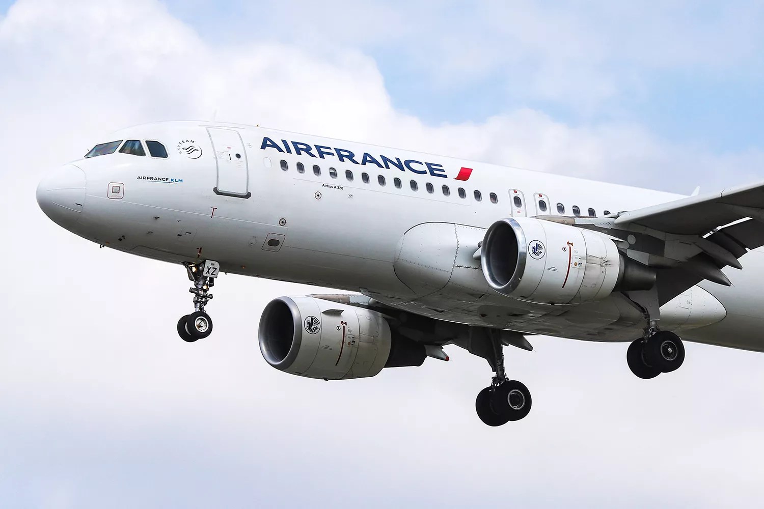 Air France Airbus A320 as seen from Myrtle avenue on final approach landing at London Heathrow International Airport LHR EGLL in England, UK on 23 August 2019. The Airbus A320-214 airplane has the registration F-GKXZ, 2 CFM56 jet engines. AF AFR AIRFRANS connect the British capital to the French, to Paris Charles de Gaulle Airport CDG, LFPG. Air France the flag carrier of France is a member of SkyTeam aviation alliance and a subsidiary airline carrier of Air France-KLM group. (Photo by Nicolas Economou/NurPhoto via Getty Images)