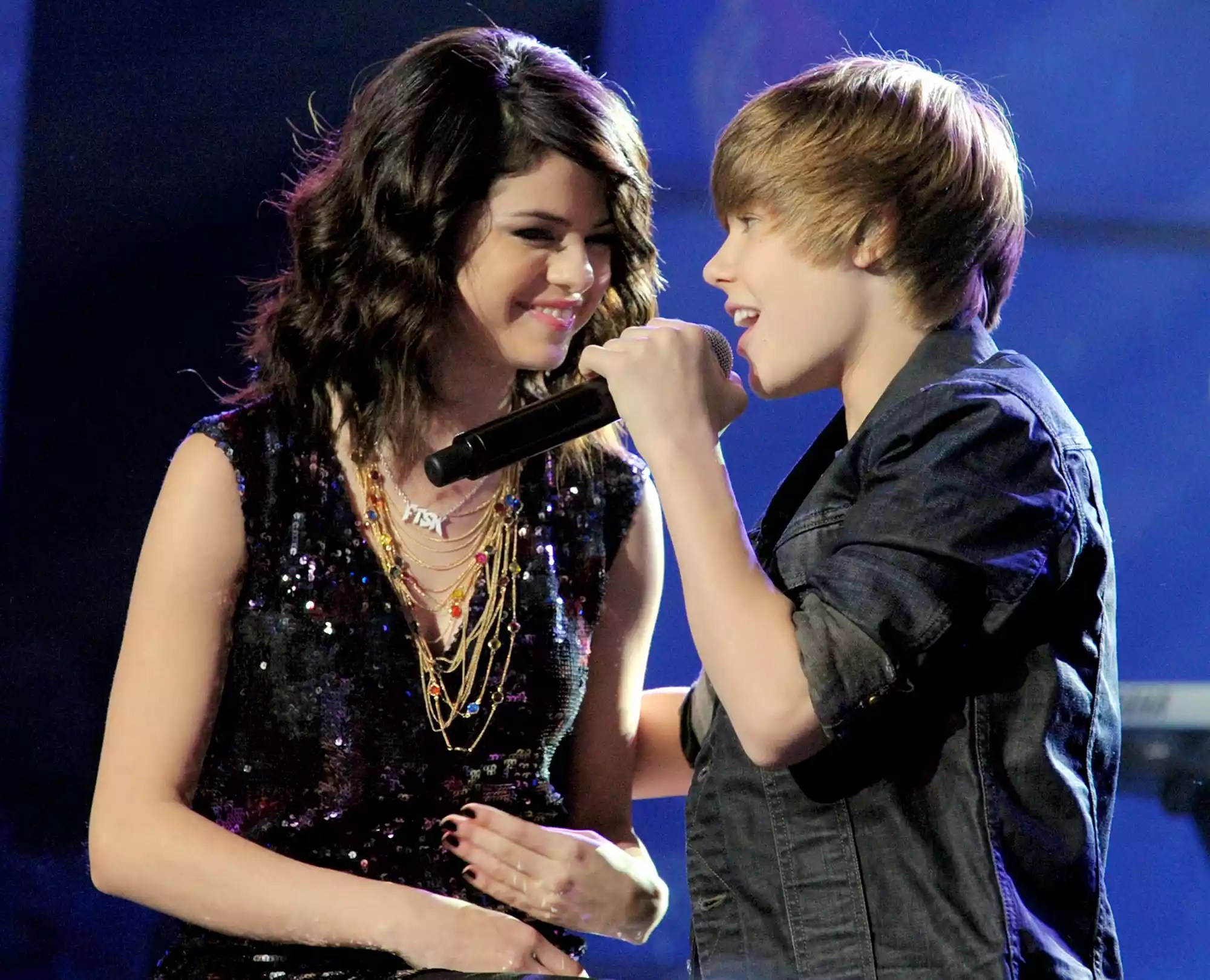 Selena Gomez (L) and Justin Bieber perform during Dick Clark&rsquo;s New Year&rsquo;s Rockin' Eve With Ryan Seacrest 2010 at Aria Resort &amp; Casino at the City Center on December 31, 2009 in Las Vegas, Nevada