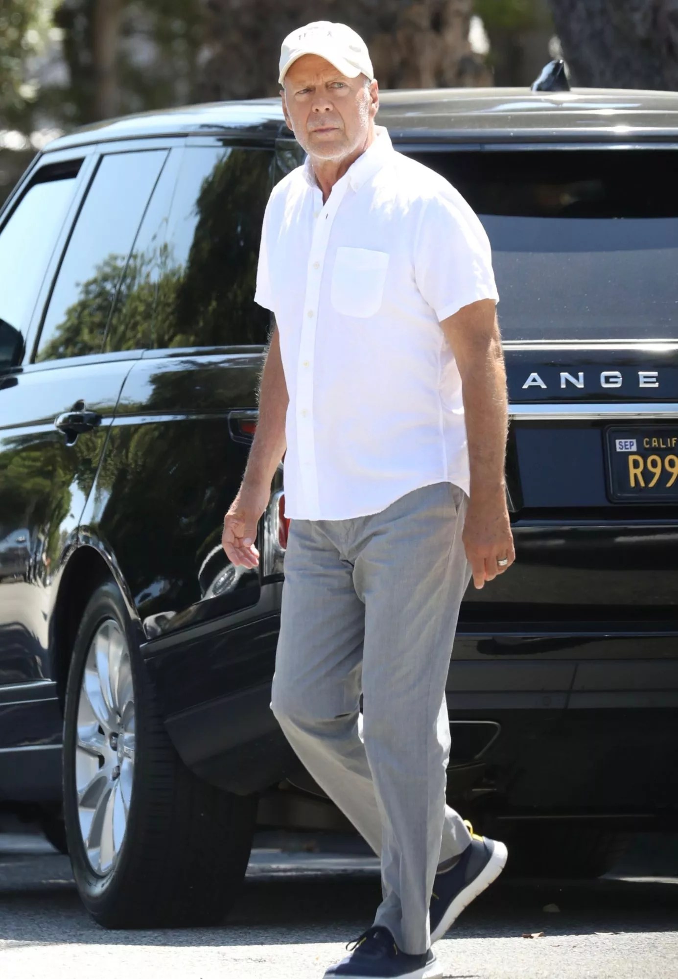 Santa Monica, CA - <em>EXCLUSIVE</em> - Bruce Willis is looking healthier than ever as we spot him having breakfast and running a few errands throughout Santa Monica with a friend. Pictured: Bruce Willis BACKGRID USA 3 SEPTEMBER 2022 BYLINE MUST READ: LESE / BACKGRID USA: +1 310 798 9111 / usasales@backgrid.com UK: +44 208 344 2007 / uksales@backgrid.com <em>UK Clients - Pictures Containing Children Please Pixelate Face Prior To Publication</em>