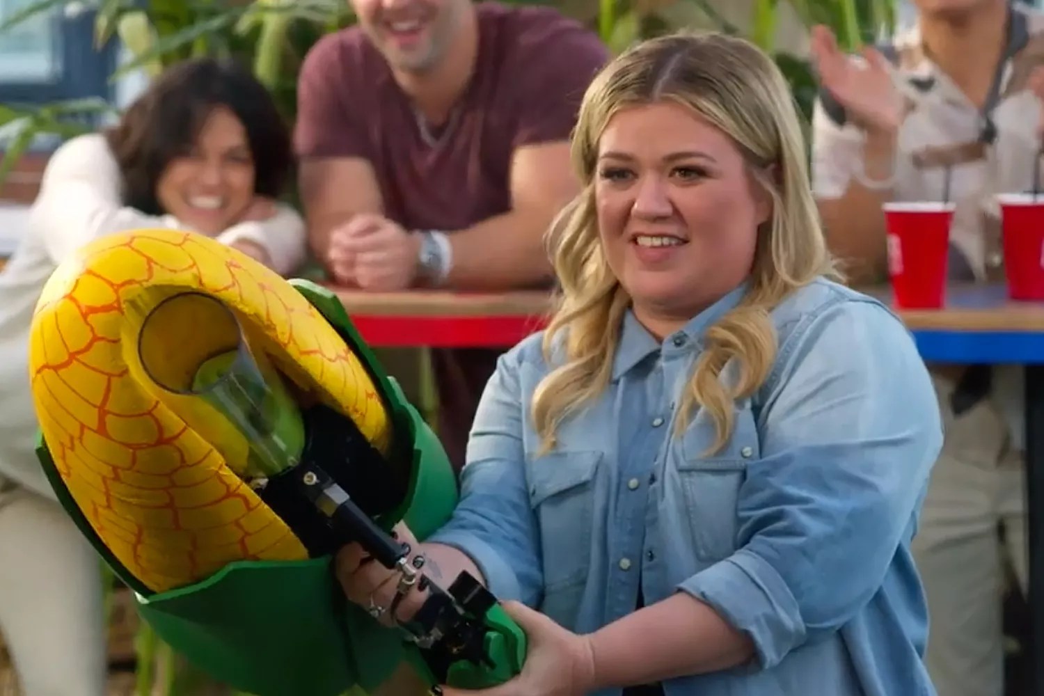 Kelly Clarkson and Michelle Rodriguez Get Competitive in Epic Cornhole Game on &lsquo;Barmageddon&rsquo;