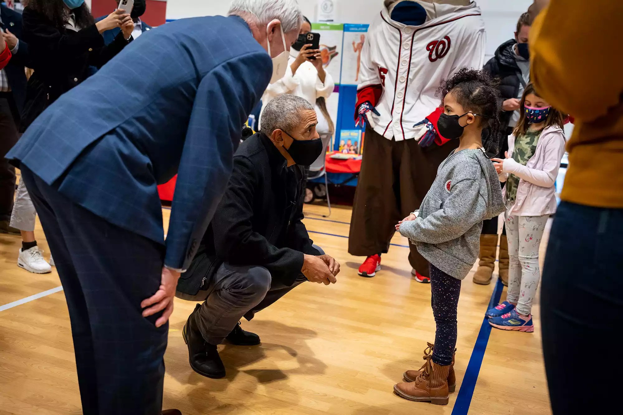 WASHINGTON, DC - NOVEMBER 30: Former U.S. President Barack Obama (C) and Dr. Anthony Fauci (L), Director of NIAID, talk with elementary school students as they prepare to get their second vaccine shots at the Kimball Elementary School on November 30, 2021 in Washington, DC. (Photo by Doug Mills-Pool/Getty Images)