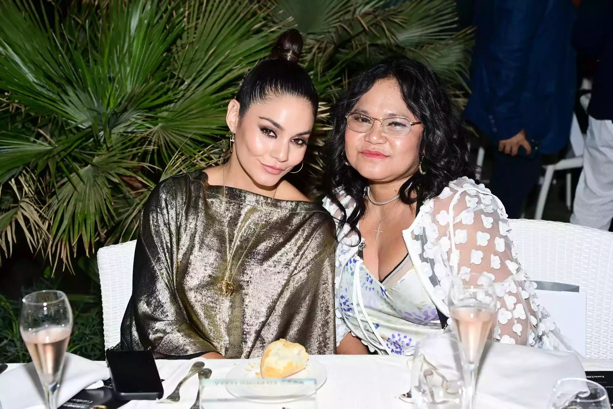 vanessa hudgens and mother