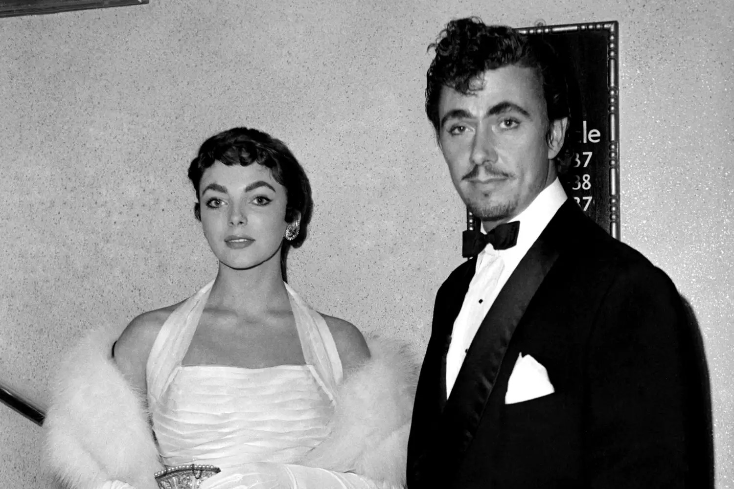 Joan Collins and Maxwell Reed at the premiere of the film Sudden Fear. September 1952