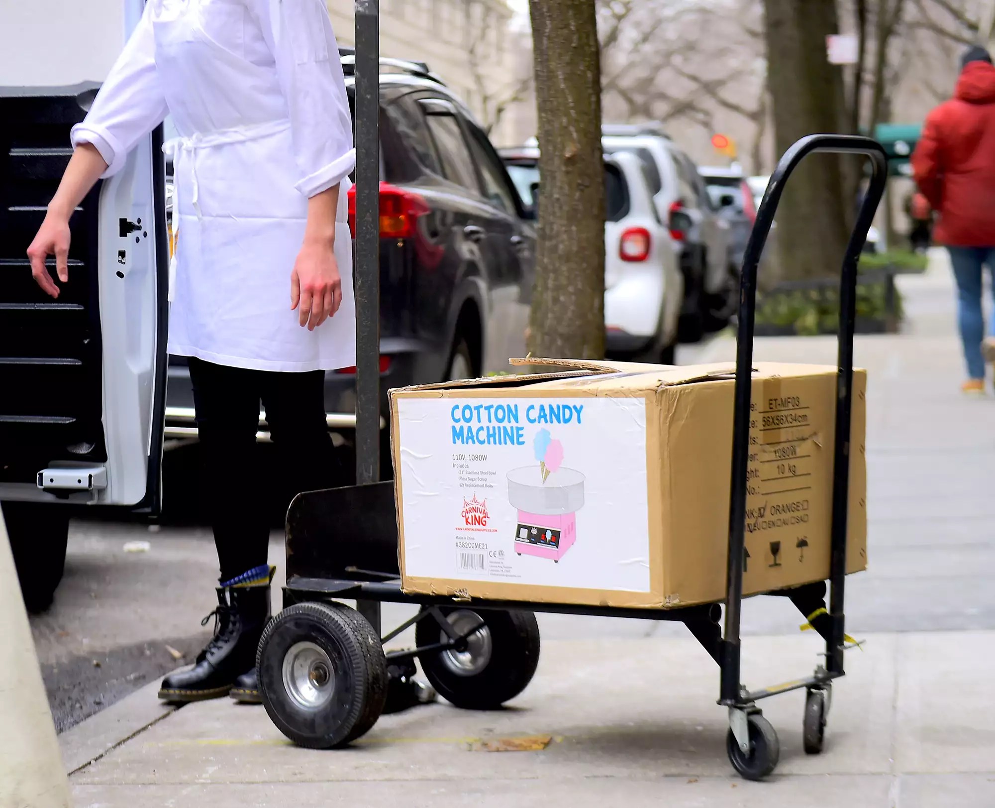 Meghan Markle Gets A Cotton Candy Machine Delivered For Her NYC Penthouse Baby Shower