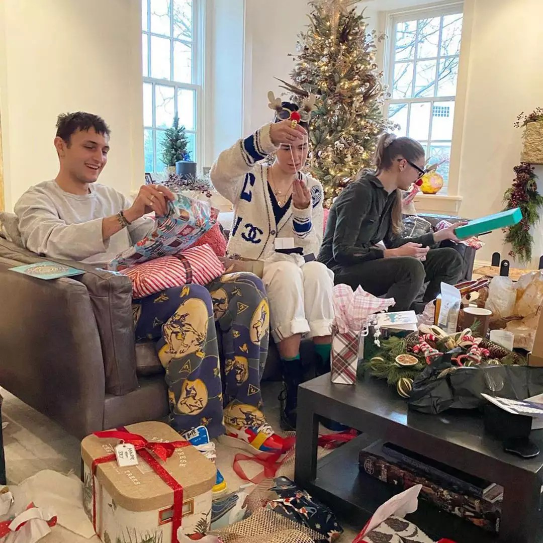 Yolanda hadid family