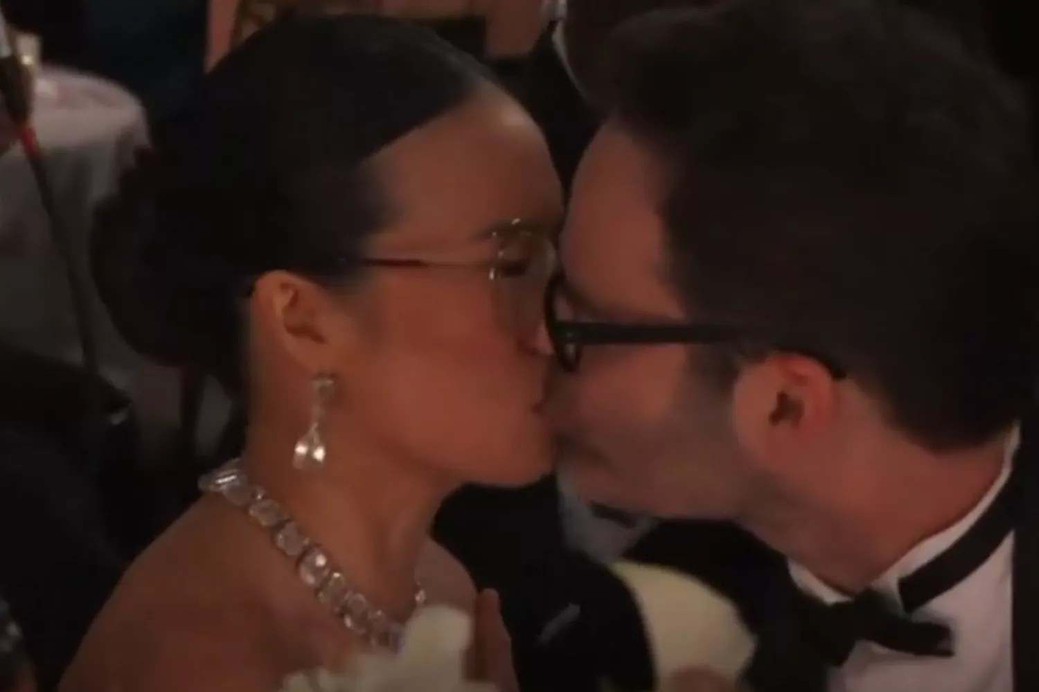 Ali wong golden globes kiss boyfriend bill hader 01 07 24