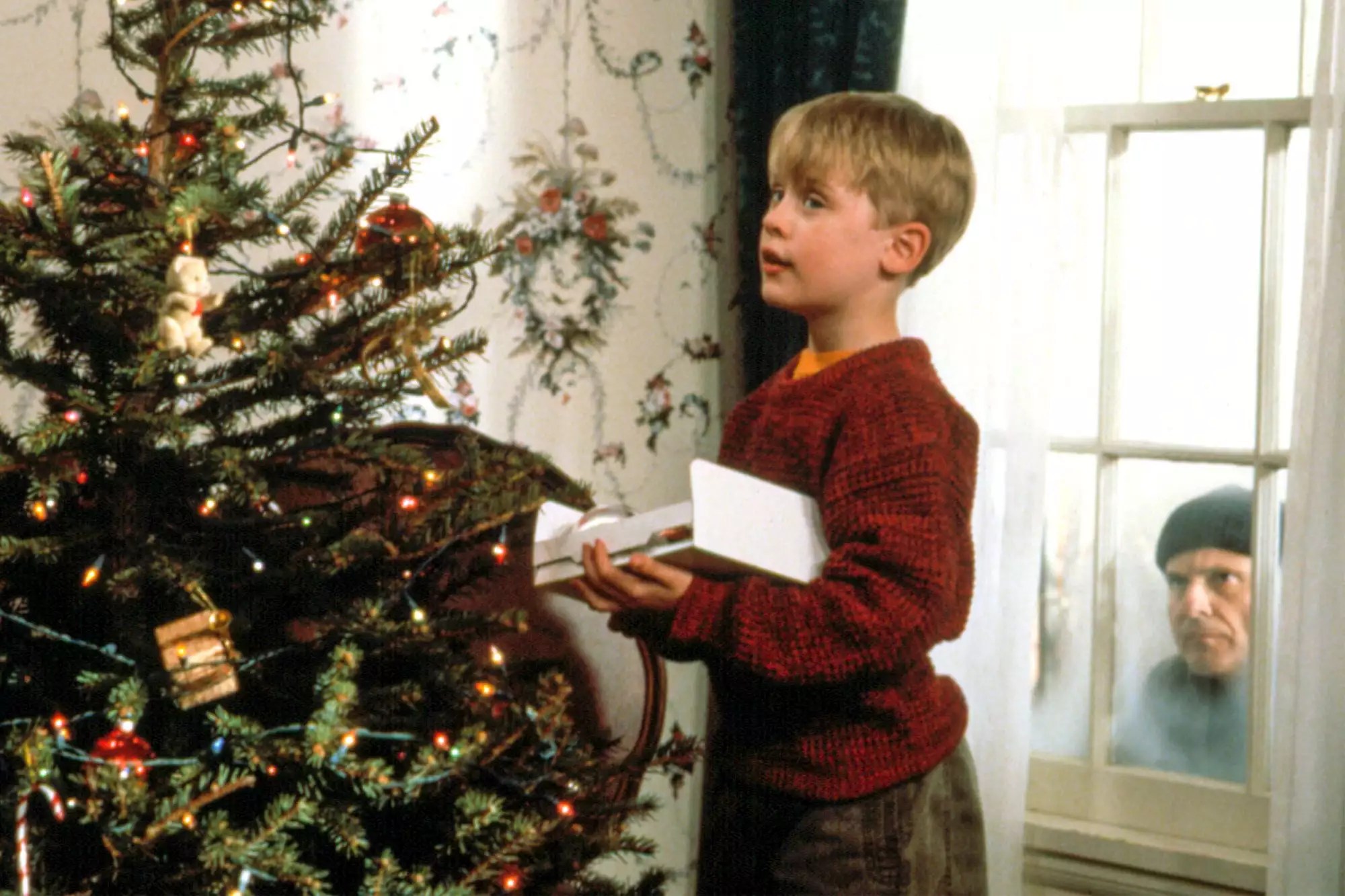 HOME ALONE, Macaulay Culkin, Joe Pesci, 1990. TM and Copyright (c) 20th Century Fox Film Corp. All r