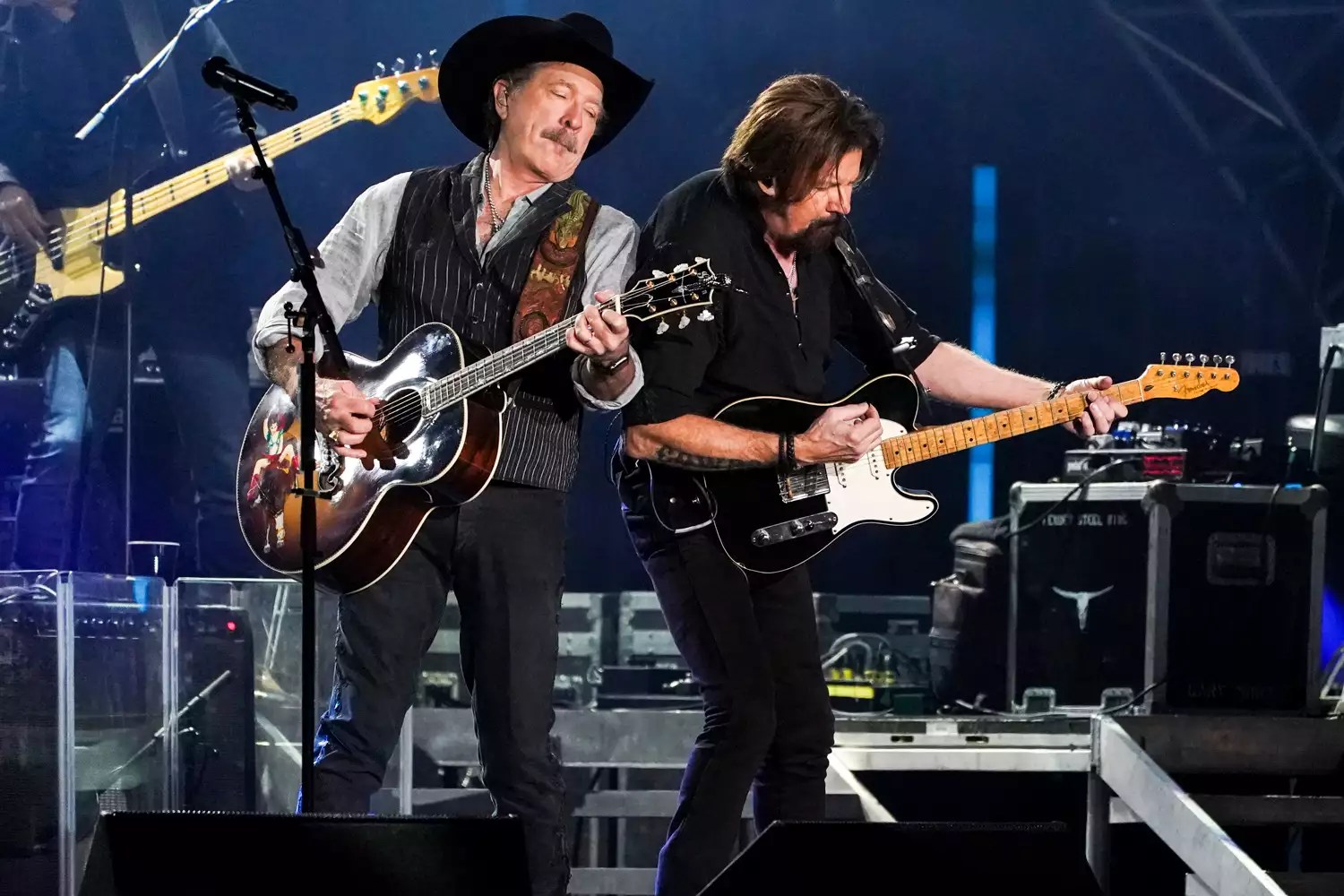 Brooks &amp; Dunn perform on NEW YEARS EVE LIVE: NASHVILLES BIG BASH