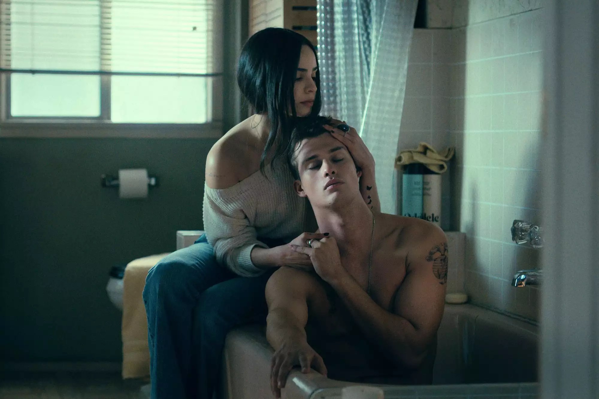 Purple Hearts. (L to R) Sofia Carson as Cassie, Nicholas Galitzine as Luke in Purple Hearts. Courtesy of Netflix © 2022.