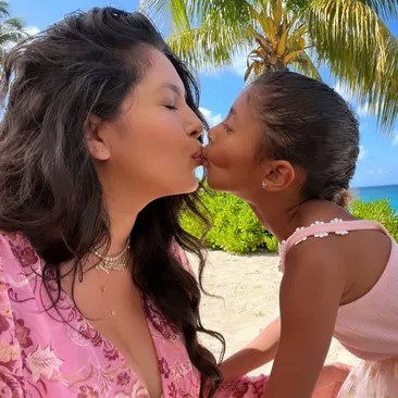 Vanessa Bryant and her daughters celebrate Easter somewhere tropical