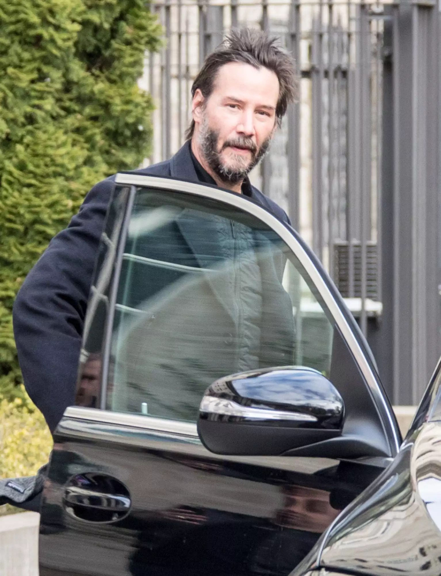 Keanu Reeves Telling His Waiting Fans That He Won‚Äôt Sign Autographs And Won‚Äôt Be Available For A Selfie Or Other Photos When He Leaves His Hotel In Berlin, Germany