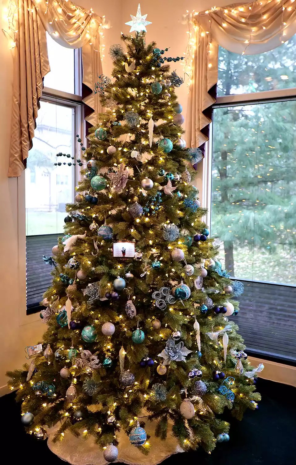 Gloria Gaynor Holiday Decorations