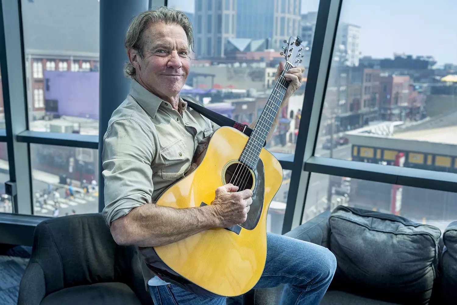 Dennis Quaid poses at SiriusXM Studios