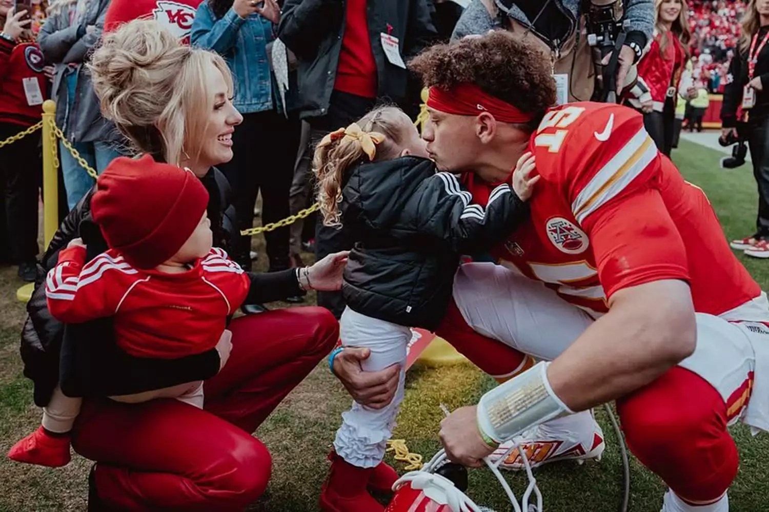 patrick mahomes with fam sidelines