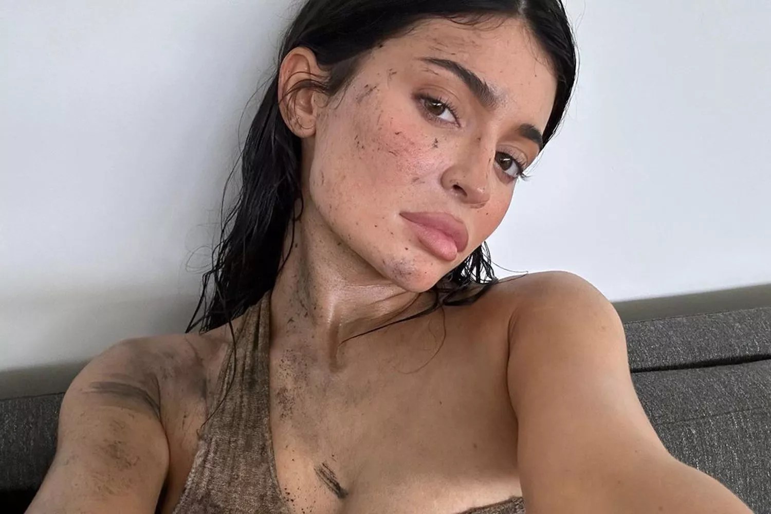 Kylie Jenner selife behind the scens of recent photo shoot