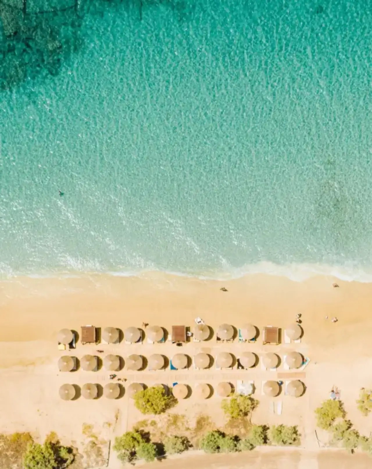 Beach Club & Sunbeds in Plaka Beach Peppermint Naxos