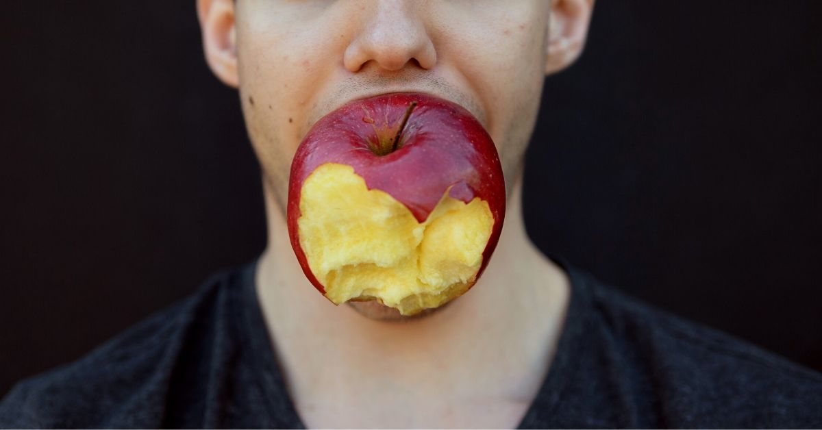 Woman Calls Out Boyfriend's 'Obsession' With Eating Apples AITA