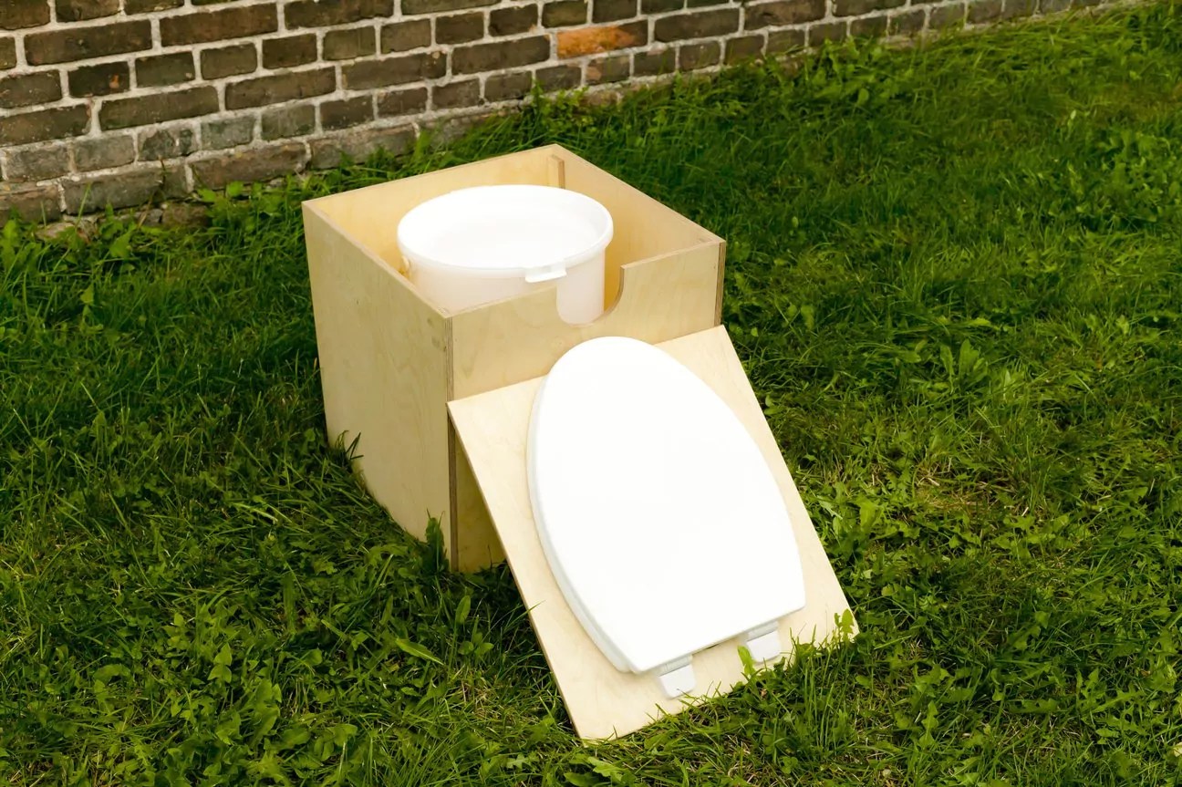 Kompost Toilette "Holz Luxus" von TriaTerra PermaStart