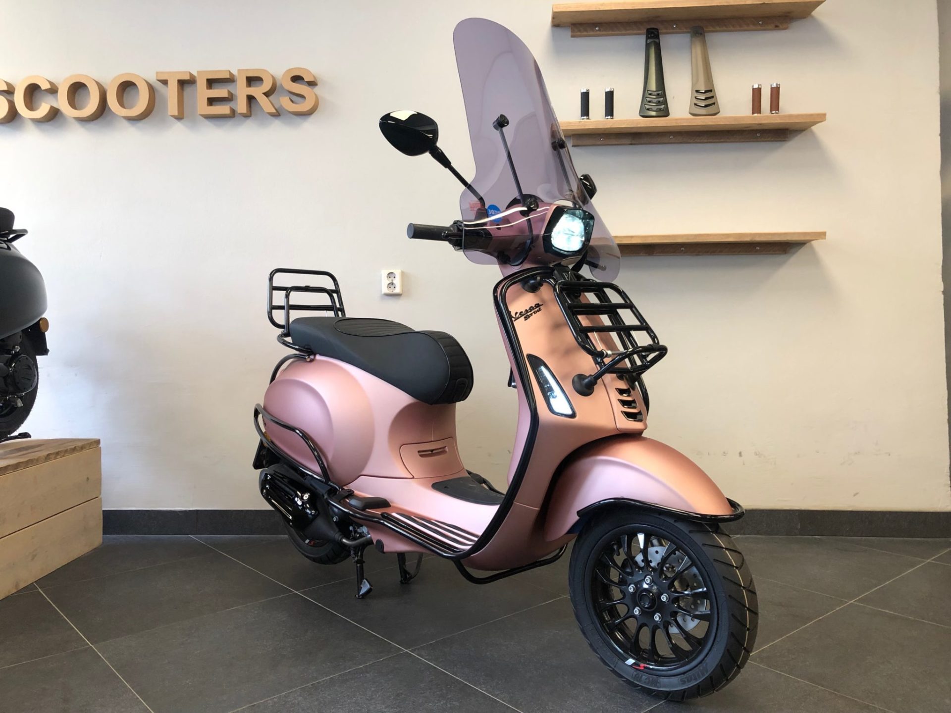 Vespa Sprint Opaco Rose Perry Scooters Haarlem