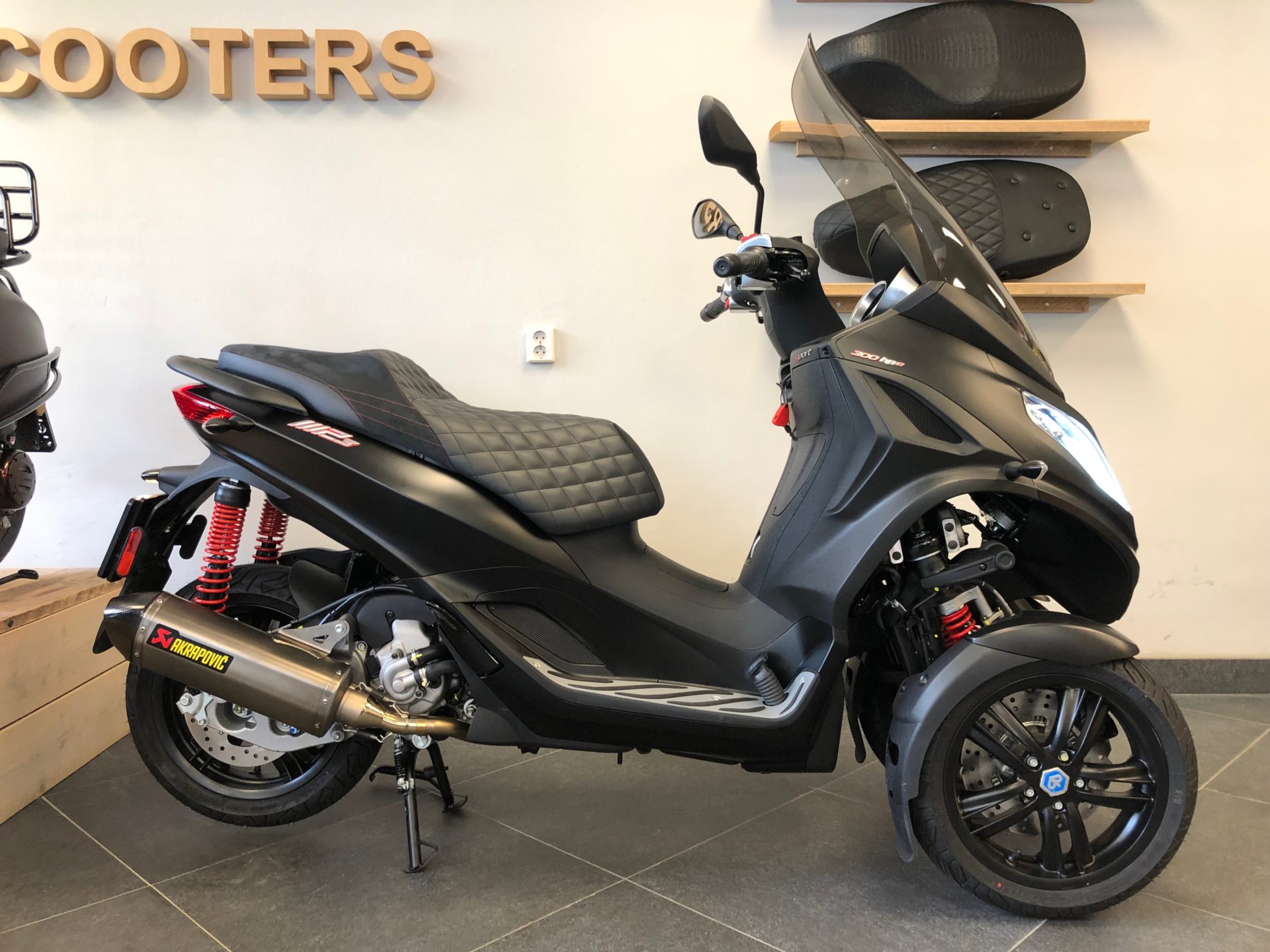 Piaggio MP3 300 HPE SPORT CUSTOMIZED SUPERDEAL! Perry Scooters Haarlem