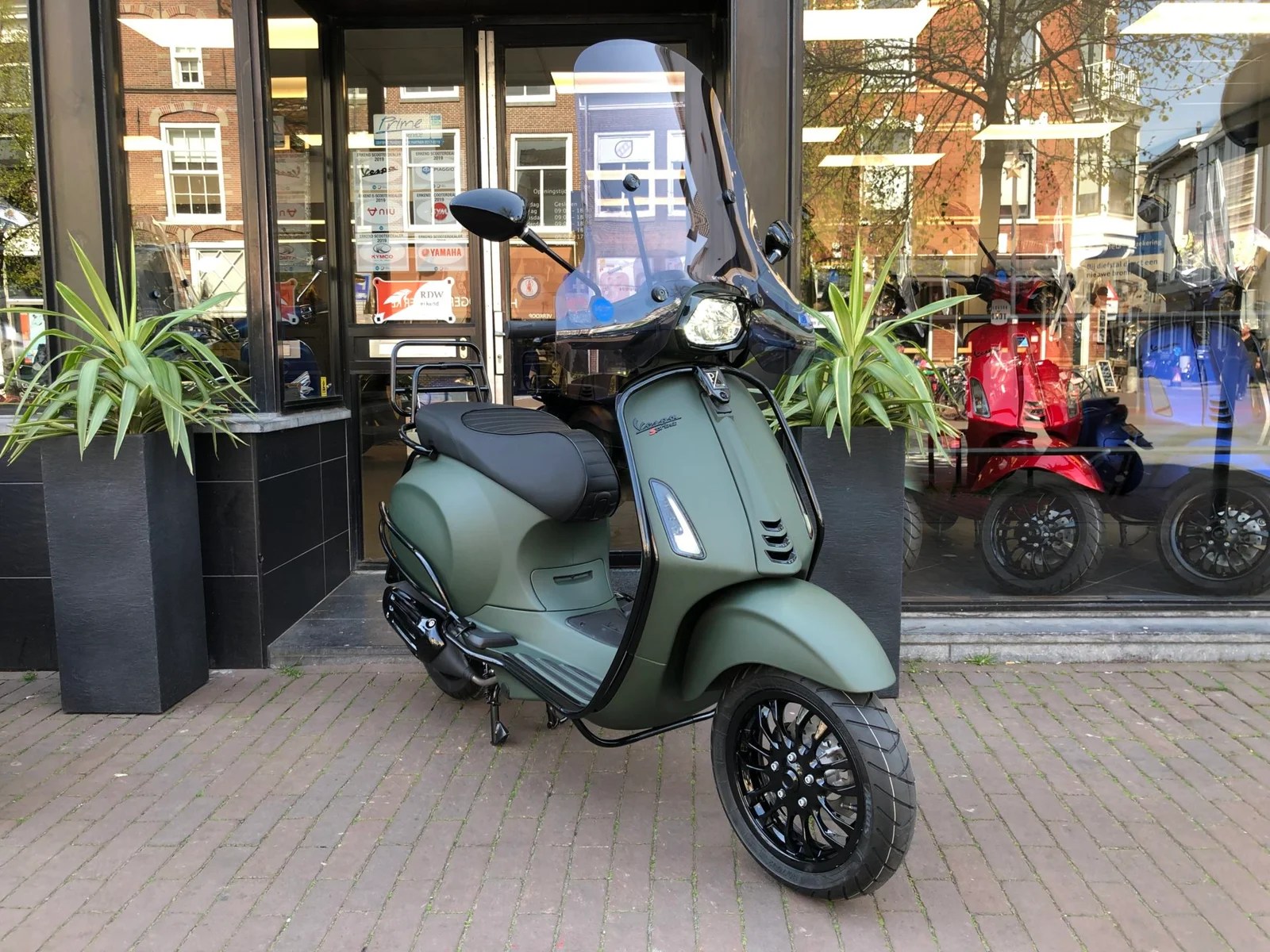 Vespa Sprint Specialpaint Mat Super Dark Green - Perry Scooters Haarlem