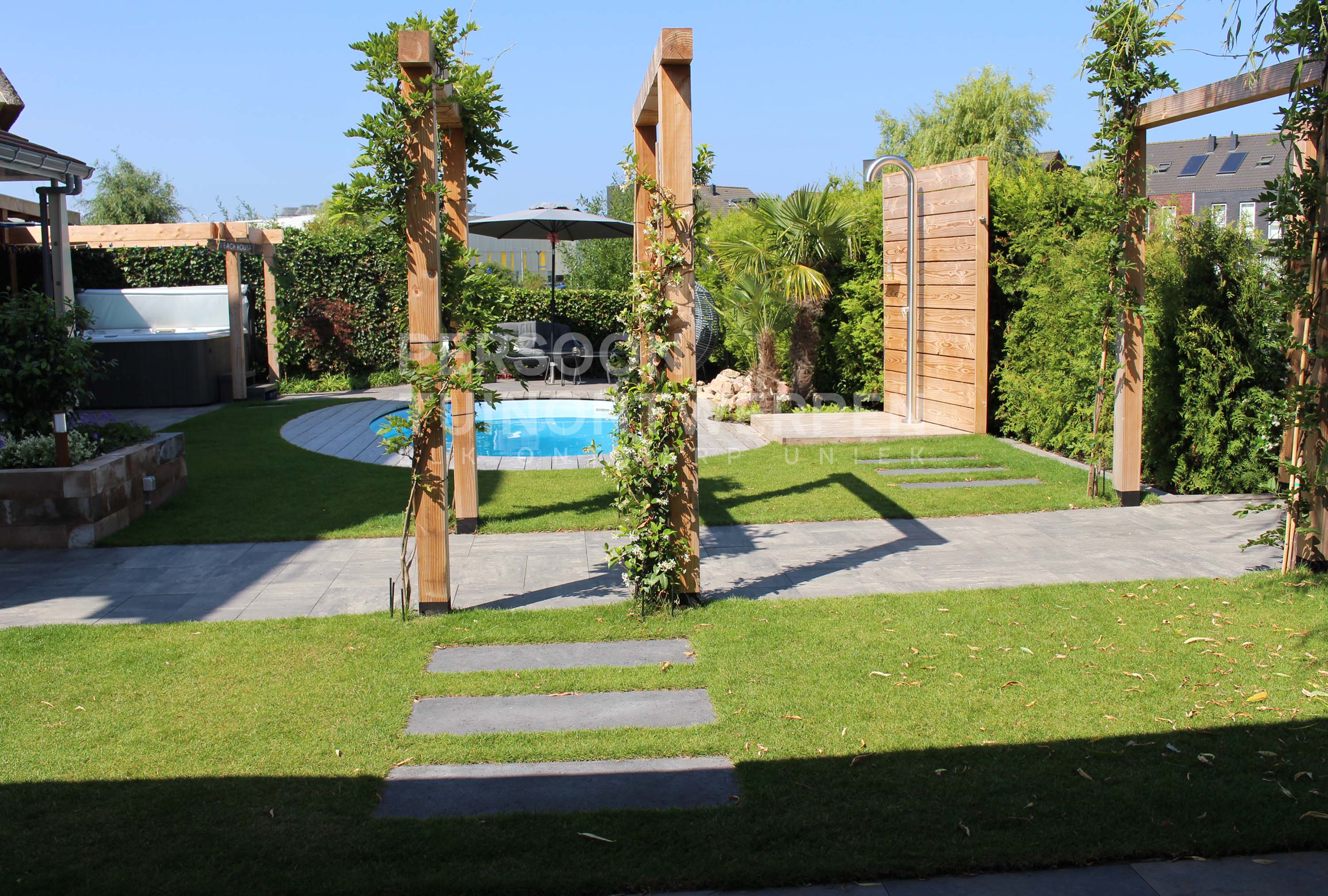 Wellness tuin met zwembad Persoon Tuinontwerpen