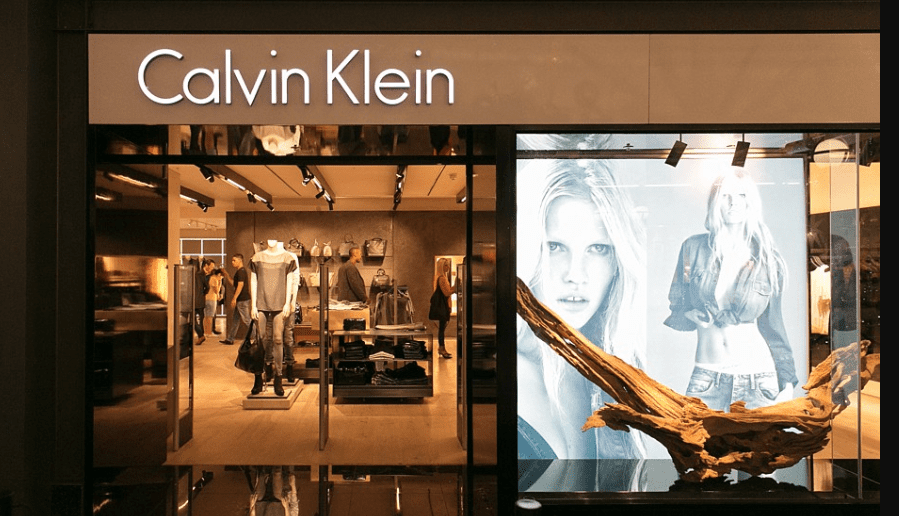 Hombre trans embarazado protagoniza polémica campaña de Calvin Klein