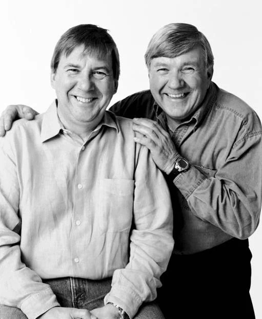 Portraits of People Who Look Alike But Aren't Related At All