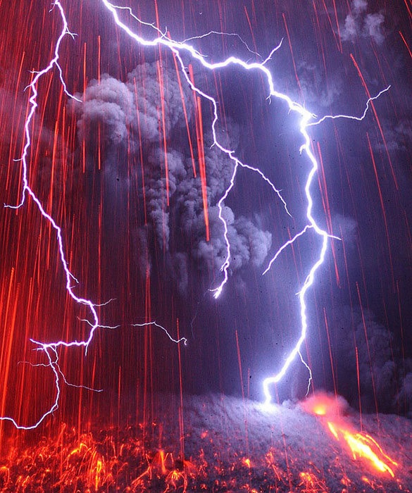 Epic Pictures of the Sakurajima Volcano Erupting in Japan