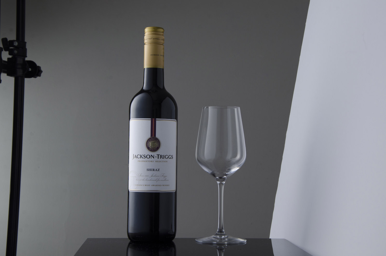 How to Shoot a Professional Wine Photo with Speedlights and a Kit Lens